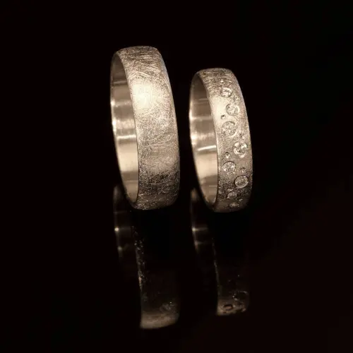 Weißgoldring mit Weltkarten-Gravur